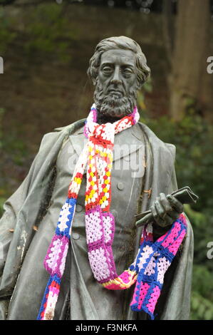 Exeter, Devon, UK. 10 Oct, 2015. Coupe du Monde de Rugby 2015. Statue de William Reginald Courtnay (1807-1888) 11e comte de Devon enveloppé dans une écharpe de rugby à la fan zone - Photo : Graham Hunt/Alamy Live News Banque D'Images