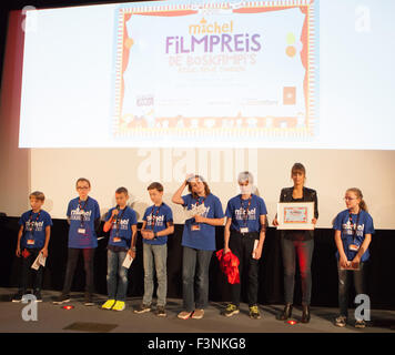 Document - un document photo du 10 octobre 2015 présente le jury des enfants debout sur scène avec Caroline Sassmannshausen de la Fondation Culturelle de Hambourg lors de l'attribution du Prix du Cinéma Michel dans le contexte de l'enfance et de la jeunesse Film Festival à Hambourg, Allemagne. Le film 'Le Petit Gangster' par directeur néerlandais Toonen a reçu le Prix du Cinéma Michel dans l'après-midi. Photo : MICHAEL KOTTMEIER/FILMFEST HAMBOURG/dpa (à l'ATTENTION DES RÉDACTEURS : Pour un usage éditorial uniquement dans le cadre des rapports et à l'obligation de crédit source : 'hoto : MICHAEL KOTTMEIER/FILMFEST HAMBOURG/dpa') Banque D'Images