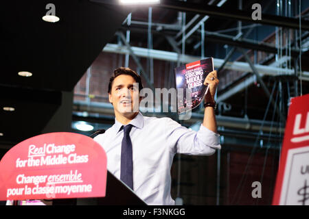 Toronto, Canada, 09 Oct, 2015. Justin Trudeau, chef du Parti libéral du Canada en marche pour le prochain premier ministre, révélant le vrai changement carnets de campagne d'un nouveau plan pour une classe moyenne forte et annonçant 5 % réduction d'impôt pour la classe moyenne et 1 % augmentation des impôts pour les riches Crédit : CharlineXia/Alamy Live News Banque D'Images