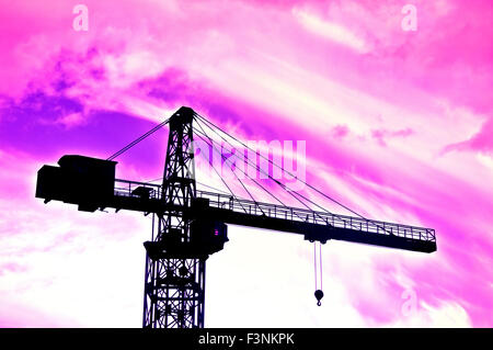 Image industrielle. Purple clouds over zone industrielle avec grue. Banque D'Images