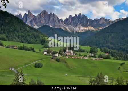 La belle Santa Maddalena et Val di Funes sous la magnifique plage Odle dans le Parc Naturel Puez Odle, Dolomites, Italie Banque D'Images