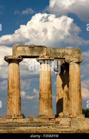 L'ancien temple d'Apollon, dans l'ancienne Corinthe, en Grèce. Banque D'Images