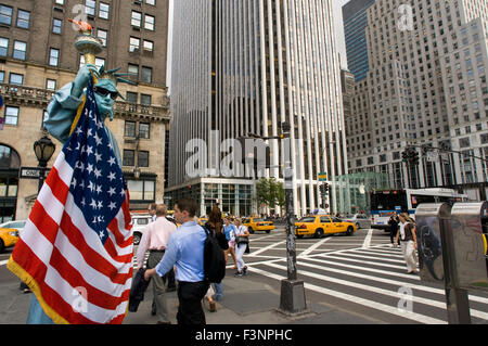 Une statue de l'homme habillé en statue de la Liberté auprès des touristes en attente d'être photographié à la sortie de Central Park et leur servent d'plaza Banque D'Images