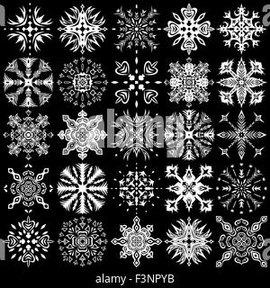 Ensemble de vingt cinq flocons blanc ornement sur fond noir, dessin à la main des éléments de conception de scénario Illustration de Vecteur