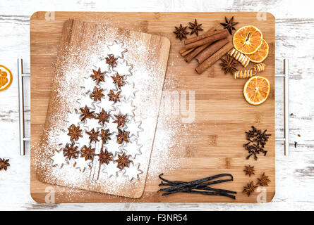 Biscuit de Noël étoiles cannelle et d'épices sur fond de bois. Les gousses de vanille, girofle, l'anis étoilé et la cannelle. Repas de fête Banque D'Images