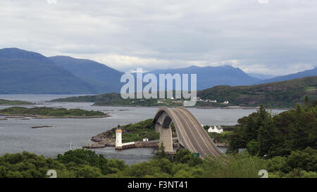 Île de Skye Bridge, en Écosse à la recherche vers l'île d'Eilean Bàn au coucher du soleil Banque D'Images