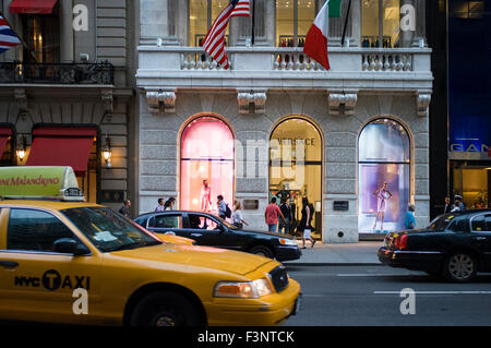 Vitrine magasin Versace sur la Cinquième Avenue. Sont synonymes de boutiques de luxe de la Cinquième Avenue et surtout dans ce tronçon à partir de 48t Banque D'Images