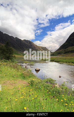 Achtriochtan Achnambeithach, loch et le Col de Glencoe, Glen Coe, un jour ensoleillé, avec des ombres de nuages sur les montagnes Banque D'Images