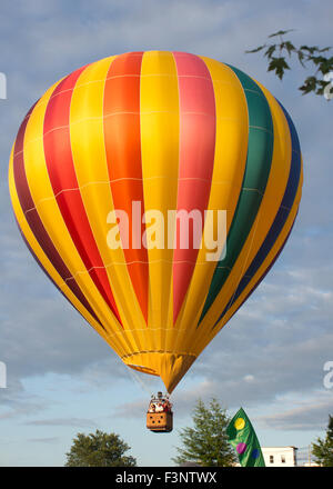 Hot Air Balloon le début de soirée. Banque D'Images