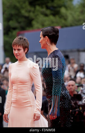 L'actrice Lou de Laage, l'actrice Juliette Binoche, à la projection de gala pour le film L'attesa au 72e Festival du Film de Venise, Banque D'Images