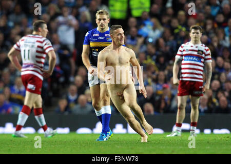 Old Trafford, Manchester, Royaume-Uni. 10 Oct, 2015. La grande finale de la ligue de rugby. Leeds Rhinos contre Wigan Warriors. Un streaker s'exécute sur le terrain au cours de la seconde moitié © Plus Sport Action/Alamy Live News Banque D'Images