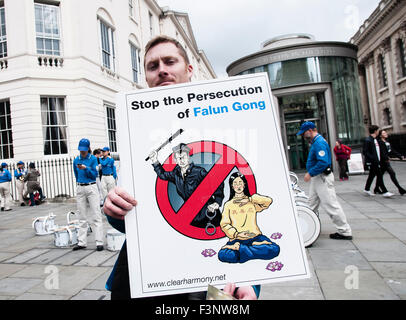 Londres, Royaume-Uni. 10 Oct, 2015. Un homme tenant une pancarte exigeant la fin de la persécution du Falun Gong à une manifestation dans le centre de Londres (Royaume-Uni), 10 octobre 2015. Credit : Noemi Gago/Alamy Live News Banque D'Images