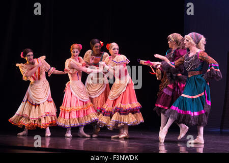 Les Ballets Trockadero de Monte Carlo (Les Trocks) effectuer l'UK premiere de Don Quichotte pendant un photocall au Peacock Theatre. Avec Yakaterian Verbosovich (Chase) Johnsey comme PVyacheslav Legupski (Kitri, Paolo Cervellera) comme le basilic, Olga (Supphozova Robert Carter) comme Amour, Lariska Dumbcheno (Raffaele Morra) comme Mère, Boris Nowitsky (Carlos Renedo) comme le comptage et Varvara (Bractchikova Giovanni Goffredo) et Eugenia (Repelskii Joshua Thake) comme les Gitans. Banque D'Images