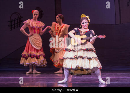 Yakaterina Johnsey Verbosovich (Chase), Kitri. Les Ballets Trockadero de Monte Carlo (Les Trocks) effectuer l'UK premiere de Don Quichotte pendant un photocall au Peacock Theatre. Avec Yakaterina Verbosovich (Chase) Johnsey comme Kitri, Vyacheslav Legupski (Paolo Cervellera) comme le basilic, Olga (Supphozova Robert Carter) comme Amour, Lariska Dumbcheno (Raffaele Morra) comme Mère, Boris Nowitsky (Carlos Renedo) comme le comptage et Varvara (Bractchikova Giovanni Goffredo) et Eugenia (Repelskii Joshua Thake) comme les Gitans. Banque D'Images