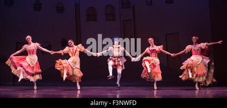 Les Ballets Trockadero de Monte Carlo (Les Trocks) effectuer l'UK premiere de Don Quichotte pendant un photocall au Peacock Theatre. Avec Yakaterina Verbosovich (Chase) Johnsey comme Kitri, Vyacheslav Legupski (Paolo Cervellera) comme le basilic, Olga (Supphozova Robert Carter) comme Amour, Lariska Dumbcheno (Raffaele Morra) comme Mère, Boris Nowitsky (Carlos Renedo) comme le comptage et Varvara (Bractchikova Giovanni Goffredo) et Eugenia (Repelskii Joshua Thake) comme les Gitans. Banque D'Images