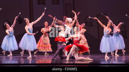 Les Ballets Trockadero de Monte Carlo (Les Trocks) effectuer l'UK premiere de Don Quichotte pendant un photocall au Peacock Theatre. Avec Yakaterina Verbosovich (Chase) Johnsey comme Kitri, Vyacheslav Legupski (Paolo Cervellera) comme le basilic, Olga (Supphozova Robert Carter) comme Amour, Lariska Dumbcheno (Raffaele Morra) comme Mère, Boris Nowitsky (Carlos Renedo) comme le comptage et Varvara (Bractchikova Giovanni Goffredo) et Eugenia (Repelskii Joshua Thake) comme les Gitans. Banque D'Images