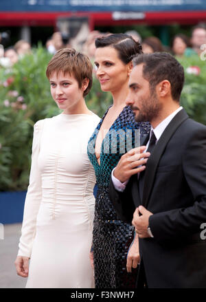 L'actrice Lou de Laage, l'actrice Juliette Binoche, directeur Piero Messina à la projection de gala pour le film L'attesa au 72e Banque D'Images