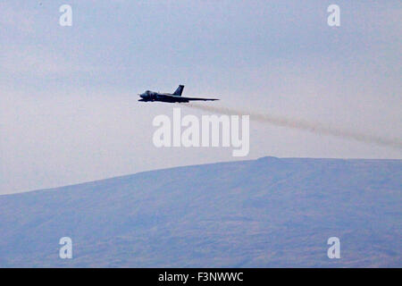 Bowness-en-Windermere, Cumbria, 10 octobre 2015 Les mondes de l'air dernier digne Avro Vulcan sur le lac Windermere Cumbria dans le premier jour de la tournée nationale de la aircratf qui s'apprête à faire son vol de la Fina à la fin d'octobre. L'avion qui a été utilisé par la RAF au début comme un bombardier stratégique, au cours de la guerre froide et plus tard dans le conflit des Malouines a été retiré du service et a été volé comme un mémorial au départ par la RAF et l'Vulcn latterley par à la charité Skiy. Crédit : David Billinge/Alamy Live News Banque D'Images