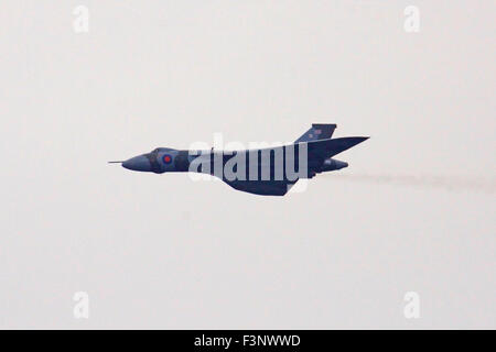 Bowness-en-Windermere, Cumbria, 10 octobre 2015 Les mondes de l'air dernier digne Avro Vulcan sur le lac Windermere Cumbria dans le premier jour de la tournée nationale de la aircratf qui s'apprête à faire son vol de la Fina à la fin d'octobre. L'avion qui a été utilisé par la RAF au début comme un bombardier stratégique, au cours de la guerre froide et plus tard dans le conflit des Malouines a été retiré du service et a été volé comme un mémorial au départ par la RAF et l'Vulcn latterley par à la charité Skiy. Crédit : David Billinge/Alamy Live News Banque D'Images