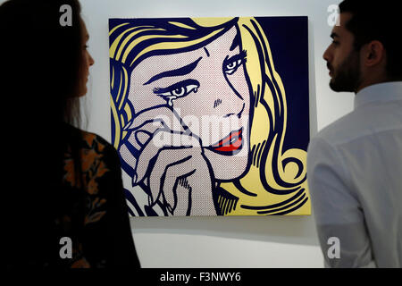 Christie's employés posent avec les œuvres de l'artiste Roy Lichtenstein ' Crying Girl' (R) Maison de vente aux enchères chez Christie's à Londres, Royaume-Uni Le vendredi 9 octobre 2015. Il est prévu d'atteindre US $9million de dollars lorsqu'il s'agit d'enchères à New York en novembre. Ils seront sur l'affichage au Royaume-Uni durant Frieze Art Fair semaine jusqu'au 17 octobre. Banque D'Images