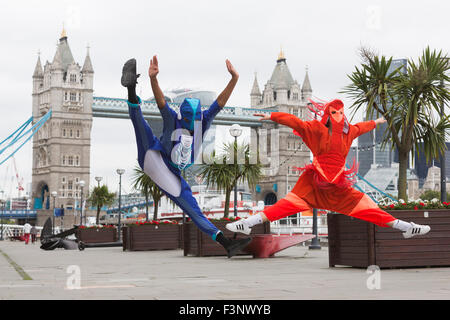 Londres, Royaume-Uni. 8 septembre 2015. Danseurs Luc Crook et Jemima Brown, les diplômés de la London Contemporary Dance School mettant en vedette Alexa Pollmann's project pour lequel elle a conçu un costume national et un nouveau programme national de la danse. Maintenant dans sa huitième année, Designers en résidence quatre invite les talents émergents du monde du design de prendre plus d'une galerie dans le Musée du Design. Les concepteurs de 2015 en résidence sont : Hefin Jones (Déplacer les Industries), Chris Green (l'intégration de drones), Stephanie Hornig (Transformer les meubles) et Alexa Pollmann (Migration de l'identité nationale). L'exposition se déroule du 9 septem Banque D'Images