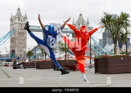 Londres, Royaume-Uni. 8 septembre 2015. Danseurs Luc Crook et Jemima Brown, les diplômés de la London Contemporary Dance School mettant en vedette Alexa Pollmann's project pour lequel elle a conçu un costume national et un nouveau programme national de la danse. Maintenant dans sa huitième année, Designers en résidence quatre invite les talents émergents du monde du design de prendre plus d'une galerie dans le Musée du Design. Les concepteurs de 2015 en résidence sont : Hefin Jones (Déplacer les Industries), Chris Green (l'intégration de drones), Stephanie Hornig (Transformer les meubles) et Alexa Pollmann (Migration de l'identité nationale). L'exposition se déroule du 9 septem Banque D'Images