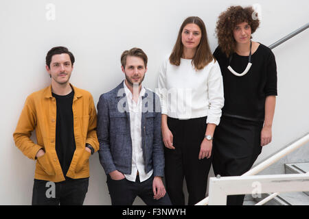 Londres, Royaume-Uni. 8 septembre 2015. Maintenant dans sa huitième année, Designers en résidence quatre invite les talents émergents du monde du design de prendre plus d'une galerie dans le Musée du Design. Les concepteurs de 2015 en résidence sont : (L-R) Hefin Jones (Déplacer les Industries), Chris Green (l'intégration de drones), Stephanie Hornig (Transformer les meubles) et Alexa Pollmann (Migration de l'identité nationale). L'exposition se déroule du 9 septembre 2015 au 31 mars 2016. Banque D'Images