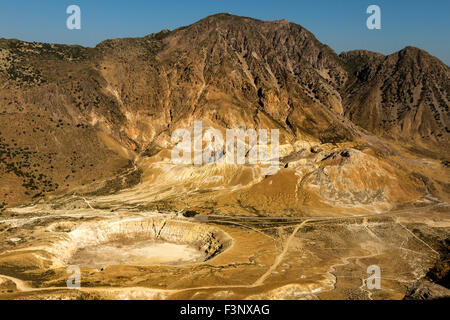 Le cratère principal du volcan de Nisyros, dans le Dodécanèse, en Grèce. Banque D'Images