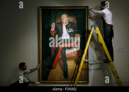 Christie's employés posent avec Lucian Freud's "Le Brigadier", un portrait de la duchesse de Cornouailles Camilla's ex-mari, Andrew Parker Bowles, maison de ventes aux enchères chez Christie's à Londres, Royaume-Uni, le vendredi 9 octobre 2015. Il est prévu d'atteindre 35 millions de dollars US lorsqu'il s'agit d'enchères à New York. C'est sur affichez au Royaume-Uni durant Frieze Art Fair semaine jusqu'au 17 octobre et sera en vente dans le 'après-guerre et contemporain Vente du soir' chez Christie's New York le 10 novembre. Banque D'Images