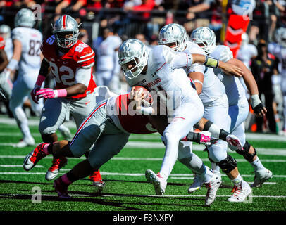 Le joueur de ligne défensive Tommy Schutt (90) de l'Ohio State Buckeyes aborde Quarterback Perry Hills (11) de la Maryland Terrapins dans la NCAA Football 10 grande ouverture à domicile entre le Maryland Terrapins (2-3, 0-1) et n° 1 à l'état de l'Ohio Ohio Stadium à Columbus, Ohio le 10 octobre 2015 Crédit : Image.Dorn Byg/CSM Banque D'Images