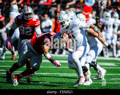 Le joueur de ligne défensive Tommy Schutt (90) de l'Ohio State Buckeyes aborde Quarterback Perry Hills (11) de la Maryland Terrapins dans la NCAA Football 10 grande ouverture à domicile entre le Maryland Terrapins (2-3, 0-1) et n° 1 à l'état de l'Ohio Ohio Stadium à Columbus, Ohio le 10 octobre 2015 Crédit : Image.Dorn Byg/CSM Banque D'Images