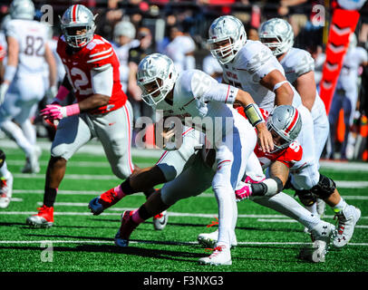 Le joueur de ligne défensive Tommy Schutt (90) de l'Ohio State Buckeyes aborde Quarterback Perry Hills (11) de la Maryland Terrapins dans la NCAA Football 10 grande ouverture à domicile entre le Maryland Terrapins (2-3, 0-1) et n° 1 à l'état de l'Ohio Ohio Stadium à Columbus, Ohio le 10 octobre 2015 Crédit : Image.Dorn Byg/CSM Banque D'Images