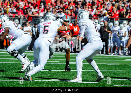 Quarterback Perry Hills (11) de la Maryland Terrapins hands off à l'exécution retour Ty Johnson (6) de la Maryland Terrapins dans la NCAA Football 10 grande ouverture à domicile entre le Maryland Terrapins (2-3, 0-1) et n° 1 à l'état de l'Ohio Ohio Stadium à Columbus, Ohio le 10 octobre 2015 Crédit : Image.Dorn Byg/CSM Banque D'Images