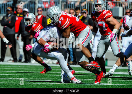 Joshua Linebacker Perry (37) de l'Ohio State Buckeyes sacks Quarterback Perry Hills (11) de la Maryland Terrapins dans la NCAA Football 10 grande ouverture à domicile entre le Maryland Terrapins (2-3, 0-1) et n° 1 à l'état de l'Ohio Ohio Stadium à Columbus, Ohio le 10 octobre 2015 Crédit : Image.Dorn Byg/CSM Banque D'Images