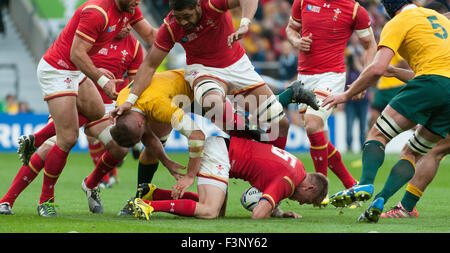 Le stade de Twickenham, London, UK. 10 octobre, 2015. Taulupe Faletau de galles leapfrogs coéquipier Alun Wyn Jones (5) sur le terrain avec l'Australian Dean Mumm (5) à droite, l'Australie v Pays de Galles dans la piscine d'un match de la Coupe du Monde de Rugby 2015, score final 15 Australie - Pays de Galles 6. Credit : sportsimages/Alamy Live News Banque D'Images