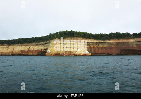 Pictured Rocks National Lakeshore vu de l'eau Banque D'Images