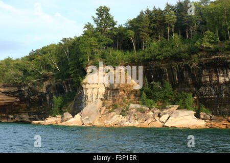 Pictured Rocks National Lakeshore vu de l'eau Banque D'Images