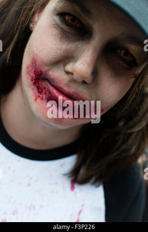 Londres, Royaume-Uni. 10 Oct, 2015. Des centaines de personnes portant le costume et le maquillage zombie marche à travers les rues du centre de Londres dans la journée mondiale annuelle de Zombie pour recueillir de l'argent pour St Mungo's Broadway pour aider les sans-abri : Crédit Noemi Gago/Alamy Live News Banque D'Images