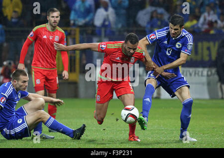 Zenica, Bosnie-et-Herzégovine. 10 Oct, 2015. Hal Robson Kanu (2e R) de galles rivalise avec Mensur Mujdza (1e R) de la Bosnie-Herzégovine au cours de l'Euro 2016 football match de qualification au stade Bilino Polje à Zenica, Bosnie et Herzégovine, le 10 octobre 2015. La Bosnie-et-Herzégovine a gagné 2-0. © Haris Memija/Xinhua/Alamy Live News Banque D'Images