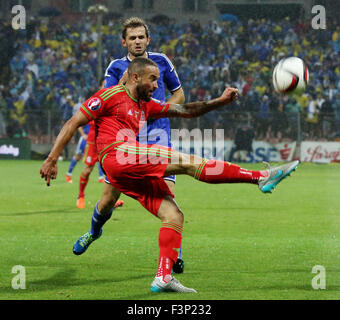 Zenica, Bosnie-et-Herzégovine. 10 Oct, 2015. Ashley Williams (avant) du Pays de Galles est en concurrence au cours de l'Euro 2016 football match de qualification contre la Bosnie et Herzégovine au stade Bilino Polje à Zenica, Bosnie et Herzégovine, le 10 octobre 2015. La Bosnie-et-Herzégovine a gagné 2-0. © Haris Memija/Xinhua/Alamy Live News Banque D'Images