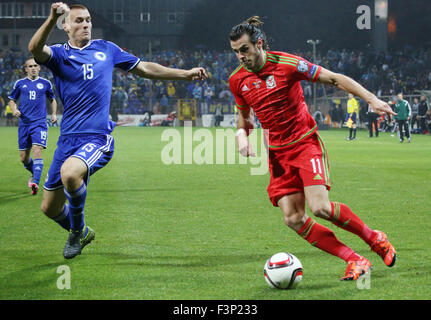 Zenica, Bosnie-et-Herzégovine. 10 Oct, 2015. Gareth Bale (R) du Pays de Galles est en concurrence au cours de l'Euro 2016 football match de qualification contre la Bosnie et Herzégovine au stade Bilino Polje à Zenica, Bosnie et Herzégovine, le 10 octobre 2015. La Bosnie-et-Herzégovine a gagné 2-0. © Haris Memija/Xinhua/Alamy Live News Banque D'Images