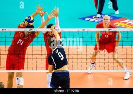 Turin, Italie. 10 Oct, 2015. Robert (9), à l'extérieur de l'Estonie spiker-crampons la balle au cours du championnat d'Europe de volley-ball CEV GROUPE B match entre la France et l'Estonie à Torino Palavela Arena. © Mauro Ujetto/Pacific Press/Alamy Live News Banque D'Images