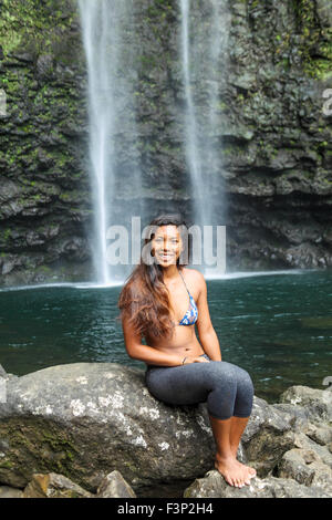 Randonneur se détend en chutes Hanakapiai sur Kauai Banque D'Images