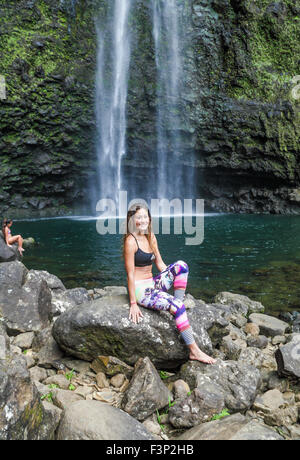 Les randonneurs se détendre à Chutes Hanakapiai sur Kauai Banque D'Images