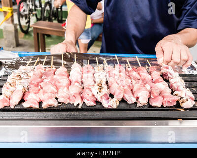 Vendeur de rue, des grillades de viande sur un bâton au Costa Rica Banque D'Images