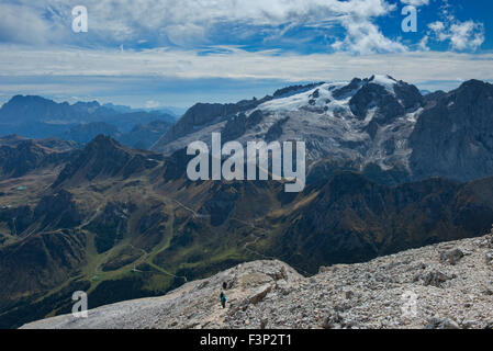 La position d'escalade jusqu'au sommet du Piz Boe avec Marmolada (le plus haut sommet de l'Italie) dans l'arrière-plan, Dolomites, Italie Banque D'Images