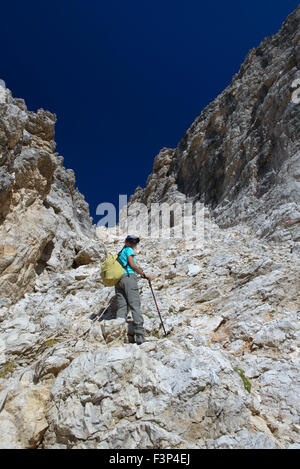 Grimpeur dans le goulet de monter au sommet du Piz Boe dans les Dolomites, Italie Banque D'Images