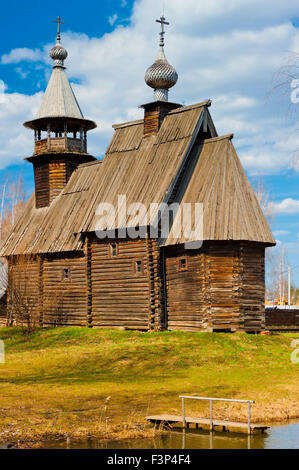 Ancienne église orthodoxe en bois au printemps, vertical shot Banque D'Images