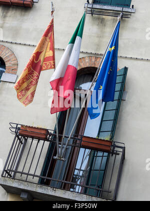 VENISE, ITALIE - 05 MAI 2015 : les drapeaux de Venise, d'Italie et de l'Union européenne sur balcon Banque D'Images