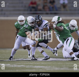 Denton, Texas, USA. 10 Oct, 2015. 10 octobre 2015 : North Texas Mean Green défensive fin Andy Flusche (99) s'attaque à la Portland State Vikings quarterback Aidan Wilder (17) au cours de la NCAA football match entre l'état de Portland Vikings et North Texas Mean Green chez Apogee Stadium à Denton, Texas. JP Waldron/ZumaPress © Jp Waldron/ZUMA/Alamy Fil Live News Banque D'Images